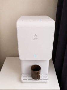 Locca littaの本体にカップを置いて自宅で使用している様子