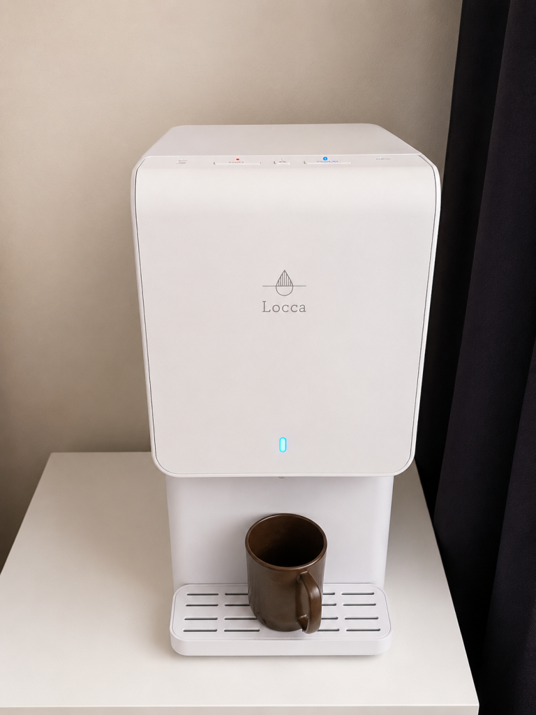 Locca littaの本体にカップを置いて自宅で使用している様子