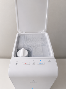 Locca littaの上部の蓋を開けて給水タンクを確認している様子