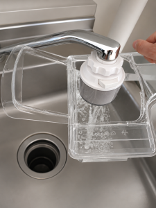 Locca littaの給水タンクを取り外して水道水を入れている様子